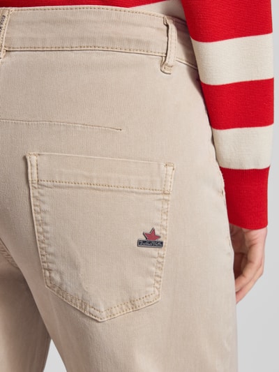 Frauenmodel trägt Jeans mit Gesäßtaschen von Buena Vista in Beige, Lyocell-Baumwoll-Mix, lockerer Schnitt, Detailaufnahme Gesäßbereich.
