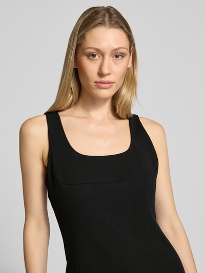 Frauenmodel trägt Knielanges Kleid mit Karree-Ausschnitt von Calvin Klein Womenswear im Elastischer-Material-Mix, Körpernaher-Schnitt, Ärmelloses-Design, Nahaufnahme Oberkörper.