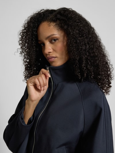 Modelka kobieca nosi Jacke mit Stehkragen Modell 'Halvi' od OPUS, mieszanka bawełny z dodatkiem streczu, krój regular fit, zamek błyskawiczny, kolor granatowy, tekstura gładka, zbliżenie górnej części ciała.