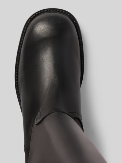 Produktfoto, schwarze, glatte Oberfläche, abgerundete Spitze, Stiefel aus Leder Modell 'Zola' von Steve Madden, Damen Stiefel, Detailaufnahme, Absatzhöhe 4 cm, Schafthöhe 42 cm, Schaftweite 21 cm