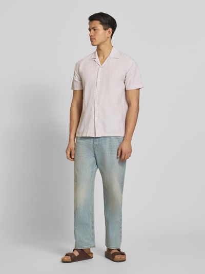 Männermodel trägt Regular Fit Freizeithemd aus Baumwoll-Leinen-Mix von Jack & Jones, Modell BREEZE, Reverskragen, Knopfleiste, Ganzkörperansicht von vorne.