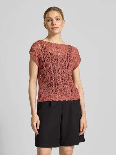 Frauenmodel trägt Strickshirt mit Rundhalsausschnitt von Marc Cain aus reiner Baumwolle, semitransparent, regular Fit, Kappärmel, rosa, Ganzkörperansicht von vorne.