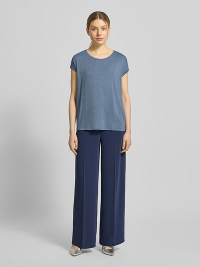 Frauenmodel trägt Relaxed Fit T-Shirt aus Viskose-Mix Modell 'LAVA' von Vero Moda mit Allover-Muster in Blau, gestreift, Effektgarn, Rundhals, kurzarm, fixierter Umschlag; Ganzkörperansicht von vorne.