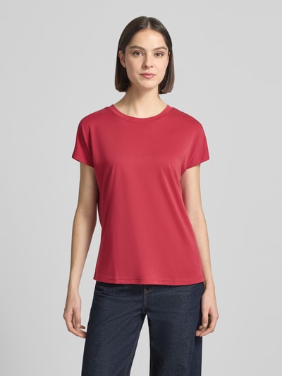 Frauenmodel trägt T-Shirt aus Modal-Mix mit Rundhalsausschnitt von Jake*s Collection in Rot, Regular-Fit, glatte Textur, Ganzkörperansicht von vorne. Damen T-Shirt, Rückenlänge bei Größe S: 58 cm.