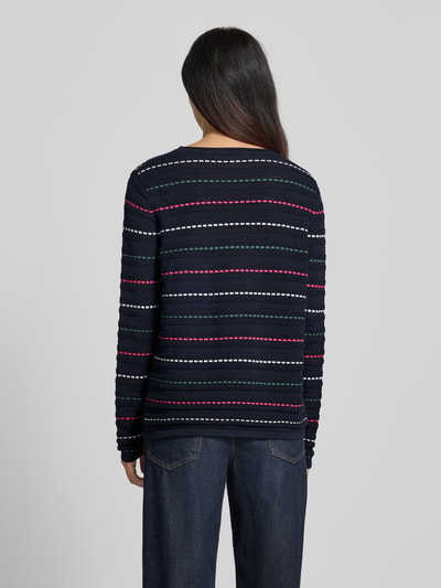 Frauenmodel trägt Strickpullover mit Struktur-Muster von Christian Berg Woman in Dunkelblau mit bunten Streifen, reine Baumwolle, gerader Schnitt, Rundhalsausschnitt, Ganzkörperansicht Rückansicht.