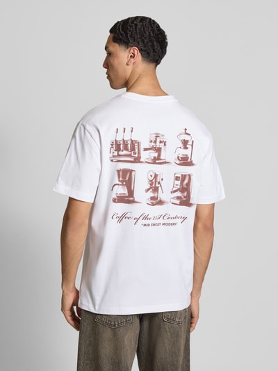 Männermodel trägt Regular Fit T-Shirt aus reiner Bio-Baumwolle Modell 'FRED LIFE' von Only & Sons, Optik: Unifarben, Rücken-Print, Rundhals, Langarm, aus Baumwolle, Ganzkörperansicht Rückansicht.