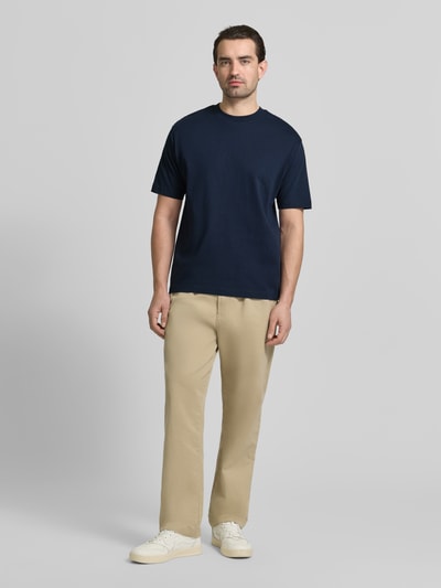 Männermodel trägt Regular Fit T-Shirt aus reiner Baumwolle von MCNEAL in Dunkelblau, Rundhalsausschnitt, kurzärmelig, Ganzkörperansicht von vorne.