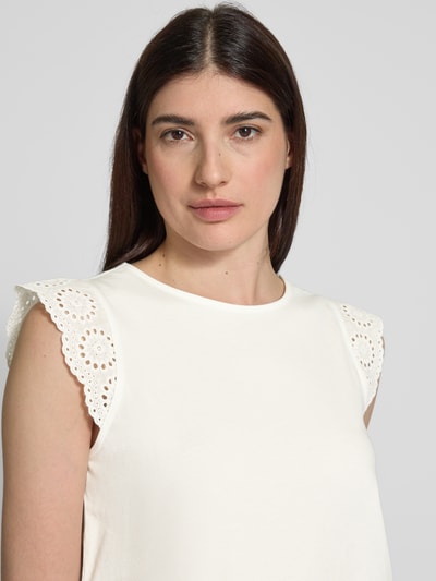 Vero Moda T-shirt o kroju regular fit z haftem angielskim model ‘EMILY’ Złamany biały 3