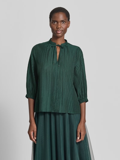 Frauenmodel trägt Regular Fit Bluse aus Lyocell-Mix mit 3/4-Arm von Zero in dunklem Grün, strukturiertes Material, Schnürung, Rückenlänge 59 cm, Ärmellänge 43 cm, Ganzkörperansicht von vorne.