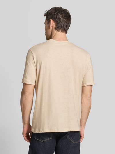 Männermodel trägt Regular Fit T-Shirt mit Leinen-Anteil von PAUL SMITH in Beige, Baumwoll-Mix, Rückenlänge 64 cm, Ganzkörperansicht Rückansicht.