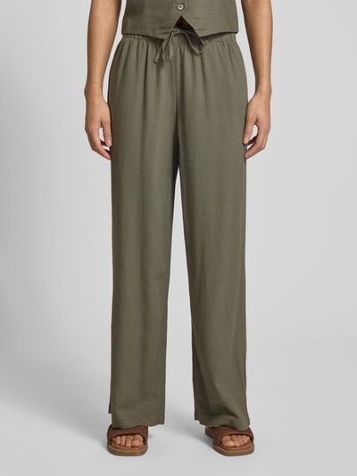 Kobiece modelka nosi Wide Leg Leinenhose mit elastischem Bund Modell 'GOA' od Only, efekt: jednolity kolor, mieszanka wiskozy i lnu, spodnie z szerokimi nogawkami, tunel, elastyczny pas, wpuszczane kieszenie, widok całej sylwetki z przodu.