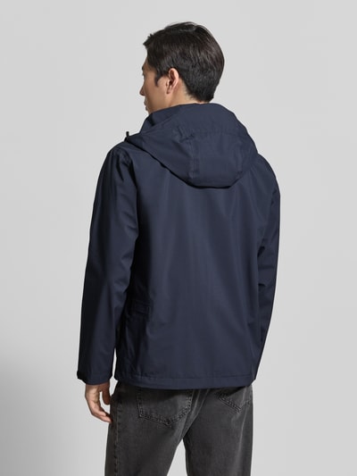 Männermodel trägt Jacke mit Kapuze und Reißverschlusstaschen Modell 'CYCLONE' von GOFRANCK in Dunkelblau, Gerader-Schnitt, Reine Baumwolle, Rückenansicht.