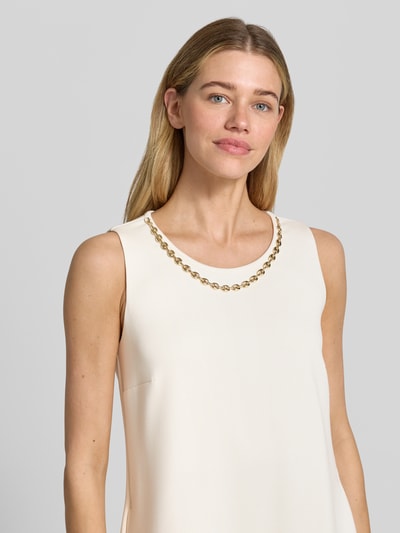 Vrouwenmodel draagt Relaxed Fit jurk met viscose van ROBE LÉGÈRE, elastische materiaalmix, mouwloos design, siergarnering, ronde hals, knielengte, kleur licht beige, ruglengte maat 36: 94 cm, borstwijdte maat 36: 47 cm, nahaufnahme bovenlichaam.