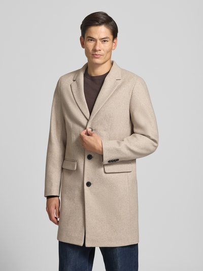 Männermodel trägt Mantel mit Reverskragen und Pattentaschen von Lindbergh, Beige, glatte Struktur, Slim Fit, Ganzkörperansicht von vorne. Rückenlänge Größe M: 102 cm, Schulterbreite 40 cm, Brustweite 51 cm, Ärmellänge 65 cm.