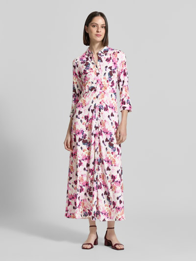 Frauenmodel trägt Hemdblusenkleid aus Reine Viskose mit Knopfleiste Modell 'SAVANNA' von YAS, Taillierter Schnitt, Maxikleid, 3/4-Arm, Ganzkörperansicht von vorne.