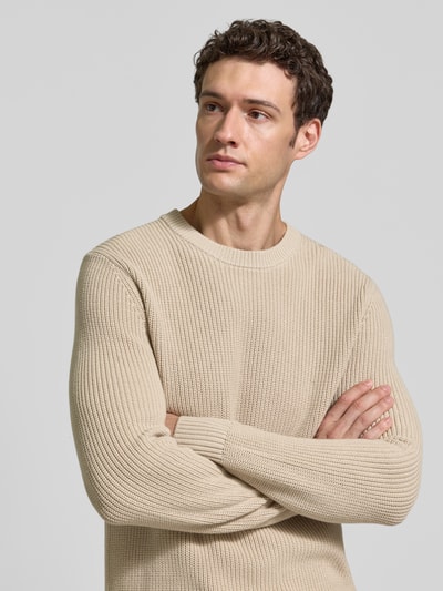 Männermodel trägt Regular Fit Strickpullover aus reiner Baumwolle von MCNEAL in Beige, elastische Abschlüsse, Nahaufnahme Oberkörper.