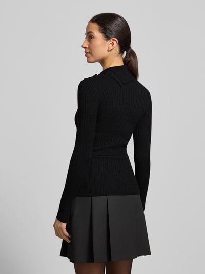 Frauenmodel trägt Slim Fit Rollkragenpullover aus Viskose-Mix Modell 'Sicilla' von Guess in Schwarz, Strick-Optik, Rückenansicht.