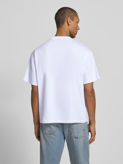 Męski model nosi Regular Fit T-Shirt aus Baumwoll-Mix Modell 'GEZA-R' od Strellson, biała gładka tkanina, krótki rękaw, widok całej sylwetki z tyłu.