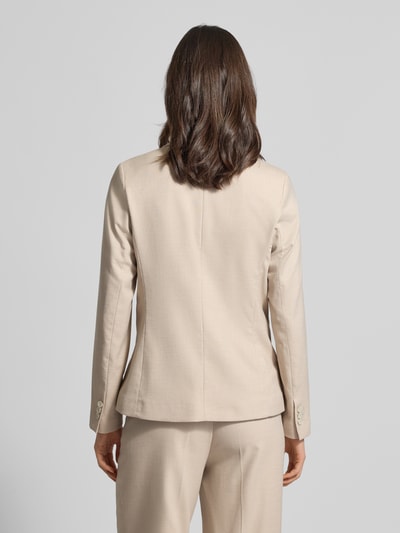 Frauenmodel trägt Slim Fit Blazer mit Reverskragen und Paspeltaschen von More & More im Material-Mix mit Viskose-Anteil, Ganzkörperansicht Rückansicht.