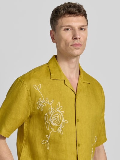 Männermodel trägt Regular Fit Freizeithemd aus reinen Leinen von JAKE*S STUDIO MEN in Senfgelb mit floraler Stickerei, Nahaufnahme Oberkörper.