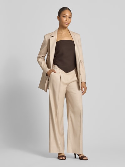 Vrouwenmodel draagt Slim Fit Blusentop im Off-Shoulder-Look model 'RAVNA' van Copenhagen Muse met materiaalmix met viscose, slim fit, off-shoulder-look, ruglengte maat S 38 cm, effen zwart, zachte textuur, gecombineerd met beige pak, geheellichaamsaanzicht van voren.