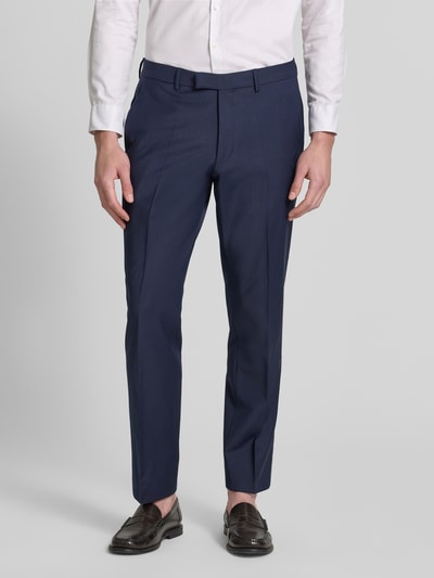 Mężczyzna nosi Modern Fit Anzughose mit Woll-Anteil od JOOP! Collection, materiał z domieszką wełny, gładki granat, kanty, Szerokość w rozmiarze 50: 45 cm, długość nogawki: 82 cm, krój modern fit, zdjęcie całej sylwetki z przodu.