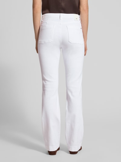 Kobiece modelka nosi Flared Fit Jeans mit Flecht-Detail Modell 'Mary' od Brax, biały, bawełniany materiał, kieszenie, widok całej sylwetki z tyłu, szerokość w rozmiarze 36: 39 cm, długość nogawki wewnętrznej 80 cm.