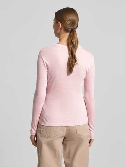 Frauenmodel trägt Slim Fit Longsleeve aus Lyocell-Mix Modell 'Sefemina' von OPUS in Hellrosa mit Woll-Anteil, Stehkragen, Rückenlänge 59 cm, Ganzkörperansicht Rückansicht.