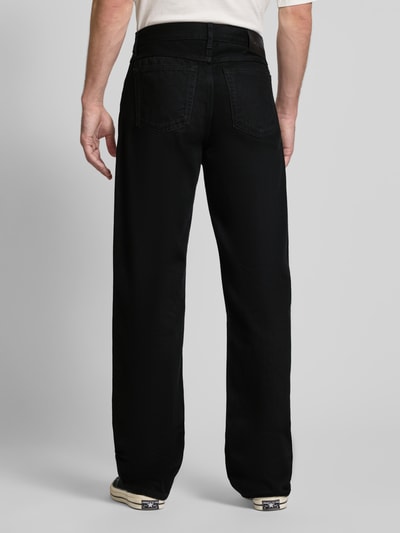 Mężczyzna nosi Straight Fit Jeans mit 5-Pocket-Design od Calvin Klein Jeans, czarna bawełna, krój prosty, detal z logo, Szerokość w rozmiarze 32/34: 43 cm, długość nogawki 87 cm, pełny tył.