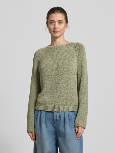 Frauenmodel trägt Oversized Strickpullover aus Baumwoll-Mix von Marc O'Polo, Optik: Unifarben, Passform: Oversized, Rundhals, Raglanärmel, Rumpfabschluss: Gerippt, Materialverarbeitung: Strick, Material: Baumwoll-Mix, Ganzkörperansicht von vorne.