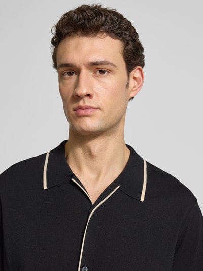 Männermodel trägt Regular Fit Freizeithemd in Strick-Optik Modell 'Apolo' von Matinique in Schwarz mit Kontrastnähten, Nahaufnahme Oberkörper. Baumwoll-Mix, kurzärmelig, Umlegekragen.