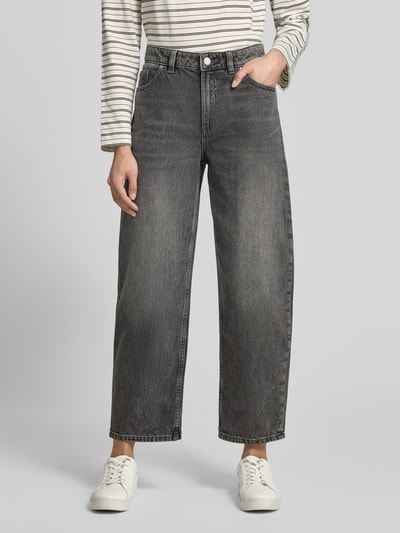 Vrouwenmodel draagt Relaxed Fit Jeans aus reiner Baumwolle van Jake*s Casual in grijze katoendenim, rechte wijde pijpen, Ganzkörperaanzicht van voren.