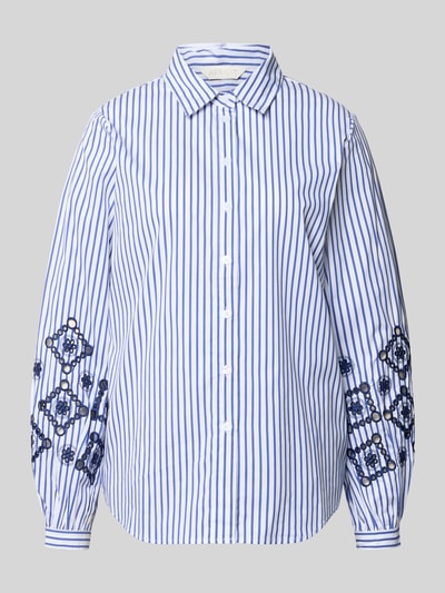 Produktfoto, Regular Fit Bluse mit Lochstickerei von Apricot aus Baumwoll-Mix mit Stretch-Anteil, Hemdblusenkragen, Knopfleiste, Rückenlänge 69 cm, Ärmellänge 61 cm, gestreifter Stoff mit auffälliger Lochstickerei an den Ärmeln