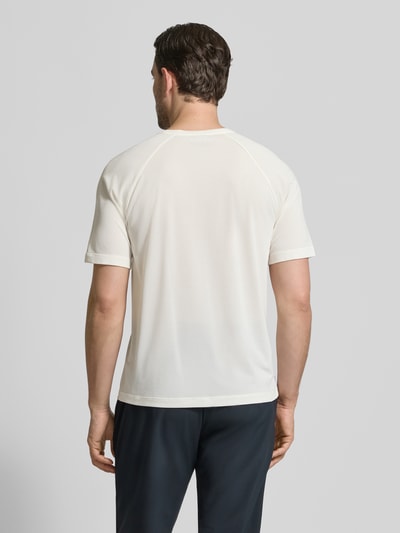 Männermodel trägt Funktionsshirt mit Rundhalsausschnitt und Logo von Salomon, Herren, Regular-Fit, Rückenlänge 69 cm bei Größe M, Ganzkörperansicht Rückansicht