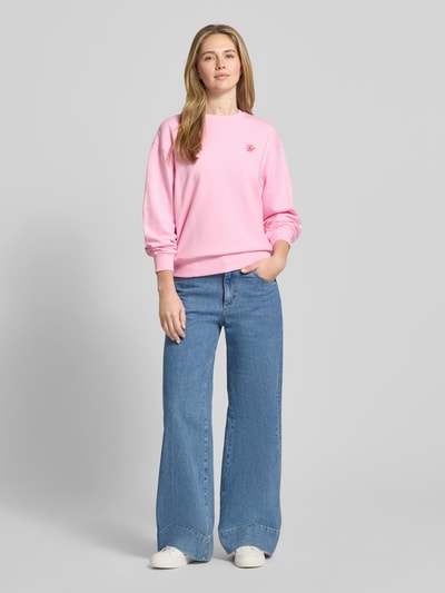 Frauenmodel trägt Regular Fit Sweatshirt aus Baumwoll-Mix von Tommy Hilfiger, Optik: Unifarben, Logo-Detail, Rundhals, Langarm, Bundabschluss gerippt, Materialverarbeitung: Sweat, Ganzkörperansicht von vorne.