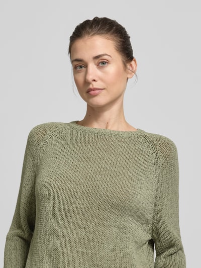 Frauenmodel trägt Oversized Strickpullover aus Baumwoll-Mix von Marc O'Polo, Optik: Unifarben, Raglanärmel, Nahaufnahme Oberkörper.