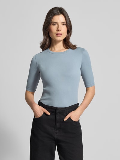 Vrouwenmodel draagt Regular Fit Longsleeve met ronde hals, model 'Selay' van Drykorn, katoen, structuurpatroon, lichtblauw, halve mouw, ruglengte 55 cm bij maat S, volledige lichaamsvoorzijde.