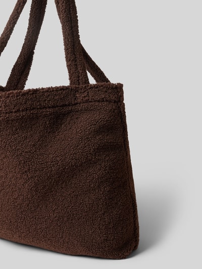 Produktfoto, Shopper aus Teddyfell Modell 'Mom' von Studio Noos, brązowe futerko, wyraźna tekstura, Szerokość w rozmiarze 1: 60 cm, Długość: 44 cm, Głębokość: 10 cm, długość pasków na ramię: 72 cm, główna przegroda, długie paski na ramię