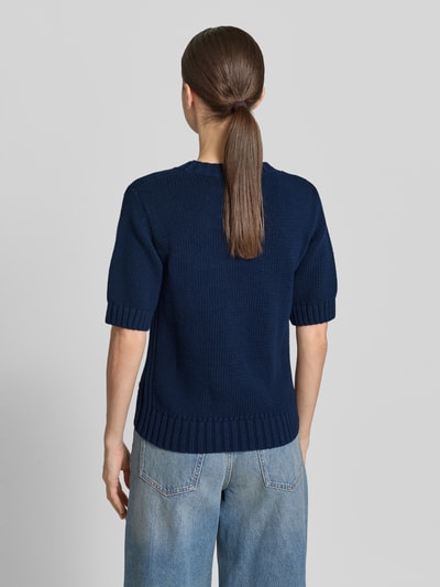 Frauenmodel trägt Strickpullover mit 1/2-Arm von Fynch-Hatton in Dunkelblau, Reine Baumwolle, Regular-Fit, Rundhalsausschnitt, Rückenlänge 57 cm, Ärmellänge 28 cm, Jeans, Ganzkörperansicht Rückansicht