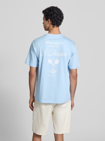 Männermodel trägt Regular Fit T-Shirt aus reiner Baumwolle von Only & Sons in Optik: Unifarben, Print-Applikation, Ganzkörperansicht Rückansicht.