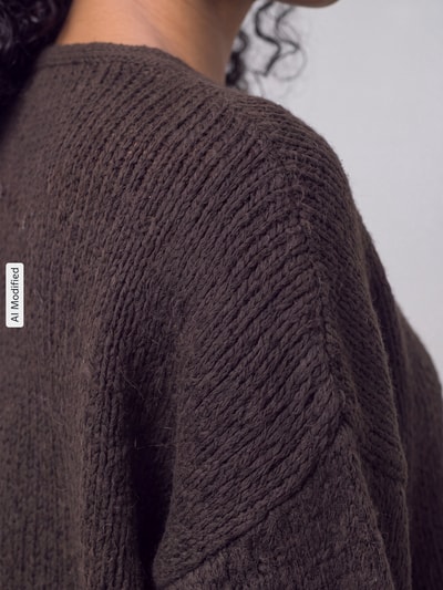 Frauenmodel trägt kardigan rozpinany z bufiastymi rękawami model 'MAYBE' od VERO MODA, ciemny brąz, gruba tekstura, detailaufnahme, KI-modifiziertes Bild