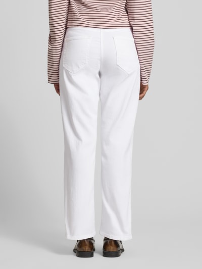 Frauenmodel trägt Relaxed Fit Jeans aus Baumwoll-Mix Modell 'GAIA RELAXED' von Cambio in Weiß, unifarben, Rückansicht Ganzkörperansicht.