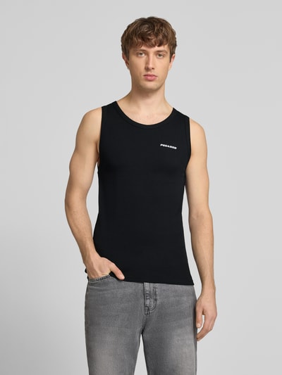 Mannelijk model draagt Tanktop met Logo-Stitching en Ronde hals van Pegador in zwart, katoenmix met stretch, nauwsluitend model, fijnrib, ruglengte maat M 69 cm, geheelopname van voren.