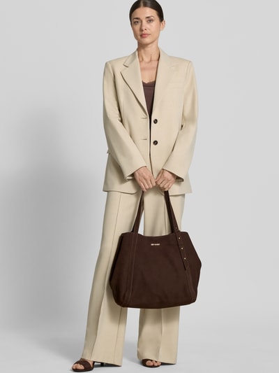 Vrouwenmodel draagt Handtasche aus Kalbsleder mit Label-Detail Modell 'Pretty Wonder' van Hey Marly in bruin, dames handtas van echt kalfsleer, hoofdvak met magneetsluiting, lange hengsels, labeldetail, ritsvak binnenin, breedte maat 1: 40 cm, lengte maat 1: 33 cm, diepte maat 1: 17 cm, bandlengte schouderriem maat 1: 58 cm, ganzkörperansicht van voren.