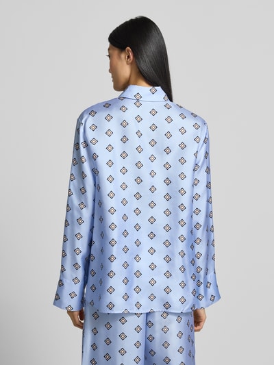 Vrouwenmodel draagt Relaxed Fit Hemdbluse aus reiner Seide Modell 'DISCO' van MM by Max Mara, satijn, lichtblauw met geometrisch patroon, volledige knoopsluiting en overhemdkraag, achteraanzicht van volledige lichaamslengte.