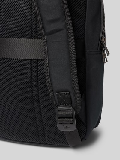 Produktfoto, Rucksack mit Label-Schriftzug Modell 'REPREVE' von Tommy Hilfiger in Schwarz, Optik: Unifarben, Materialverarbeitung: Webware, Detailansicht Schulterriemen