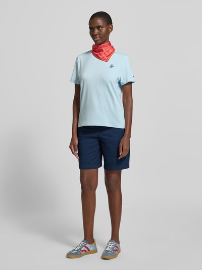 Vrouwenmodel draagt Regular Fit Chino-Shorts uit mix van katoen en lyocell van Tommy Hilfiger, look: effen, regular fit, gestikt logo, knoop- en ritssluiting, steekzakken, achterzakken, Ganzkörperansicht van voren