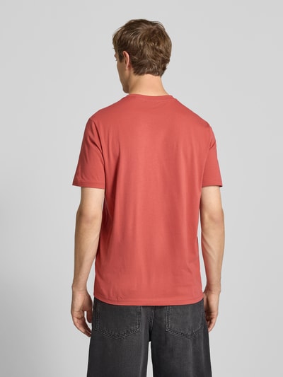 Męski model nosi Regular Fit T-Shirt aus reiner Baumwolle Modell 'NESPTEE' od HUGO, czerwony, gładka faktura, męski t-shirt, Ganzkörperansicht Rückansicht, kontekst: Herren T-Shirt von HUGO Blue.