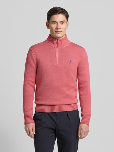 Męski model nosi Troyer mit Label-Stitching od Polo Ralph Lauren, bawełna, regular fit, różowy, prążkowane wykończenia, widok od frontu, ujęcie całej sylwetki.