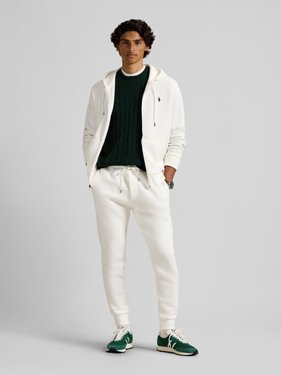 Männermodel trägt Tapered Sweatshorts aus Baumwoll-Mix von Polo Ralph Lauren, unifarben, elastischer Bund, Logo-Stitching, Ganzkörperansicht von vorne.